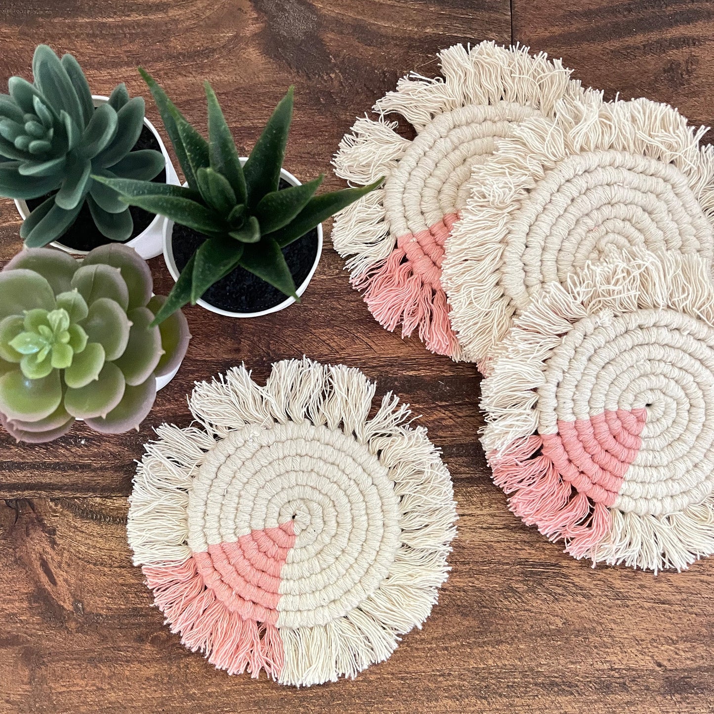 Posavasos de macramé en rubor con flecos. Juego de 4