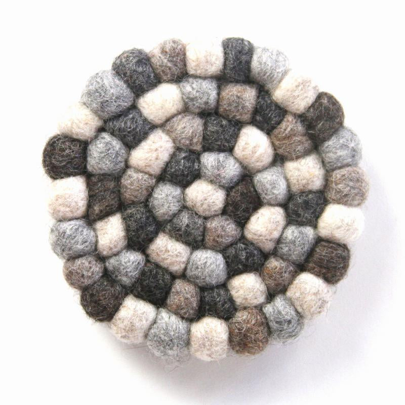 Posavasos de bolas de fieltro hechos a mano de Nepal: paquete de 4, grises multicolores - Global Groove (T)
