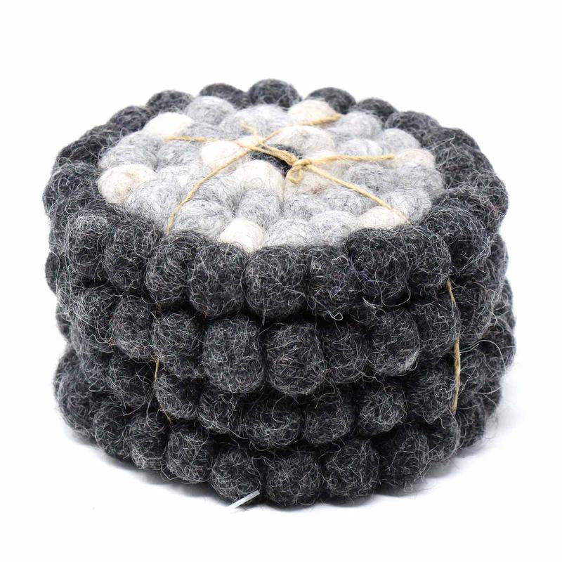 Posavasos de bolas de fieltro hechos a mano de Nepal: paquete de 4, flor negro/gris - Global Groove (T)