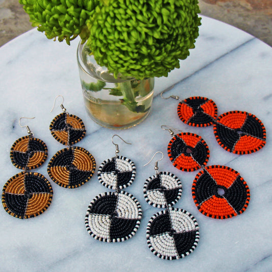 Pendientes colgantes de doble círculo con cuentas masai, naranja mango y negro