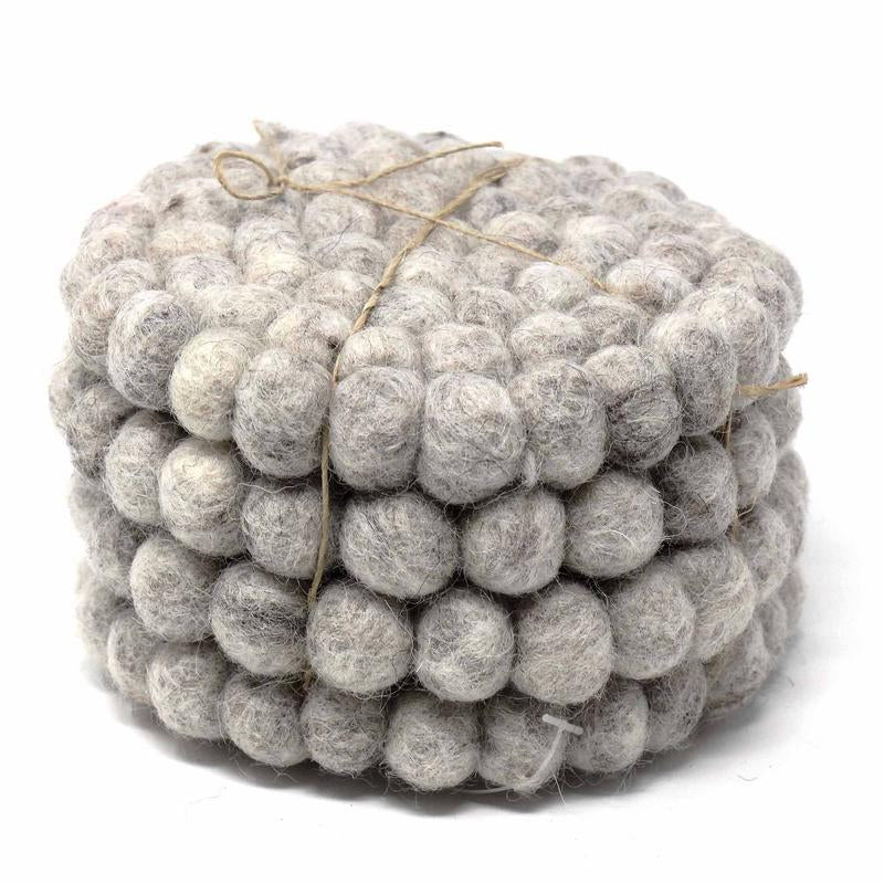 Posavasos de bolas de fieltro hechos a mano en Nepal: paquete de 4, gris claro - Global Groove (T)