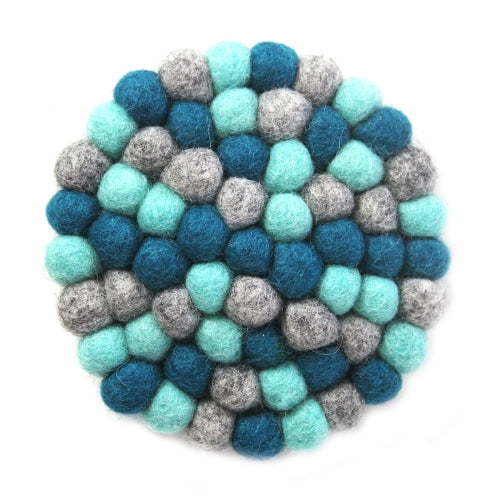 Salvamanteles de bolas de fieltro hechos a mano en Nepal: chakra redondo, azules claros - Global Groove (T)