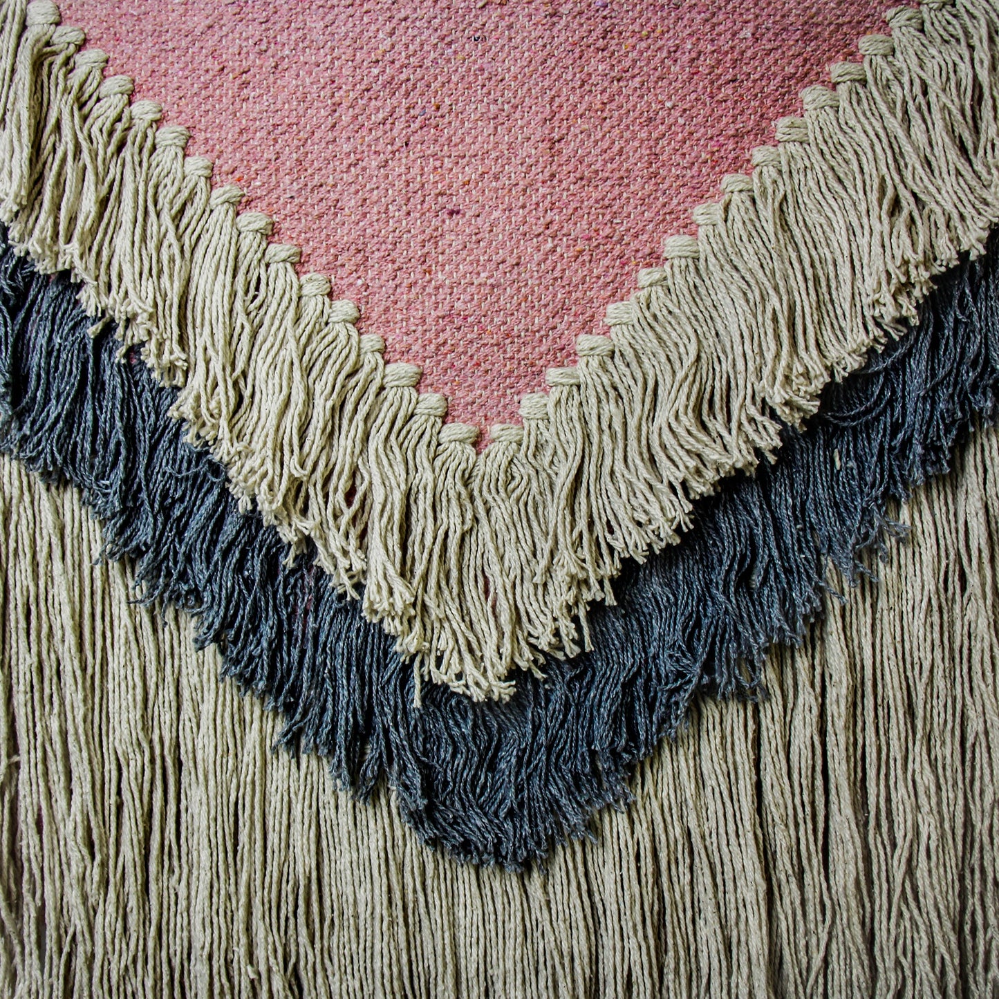 Colgante de pared Boho tejido a mano, rosa con flecos crema