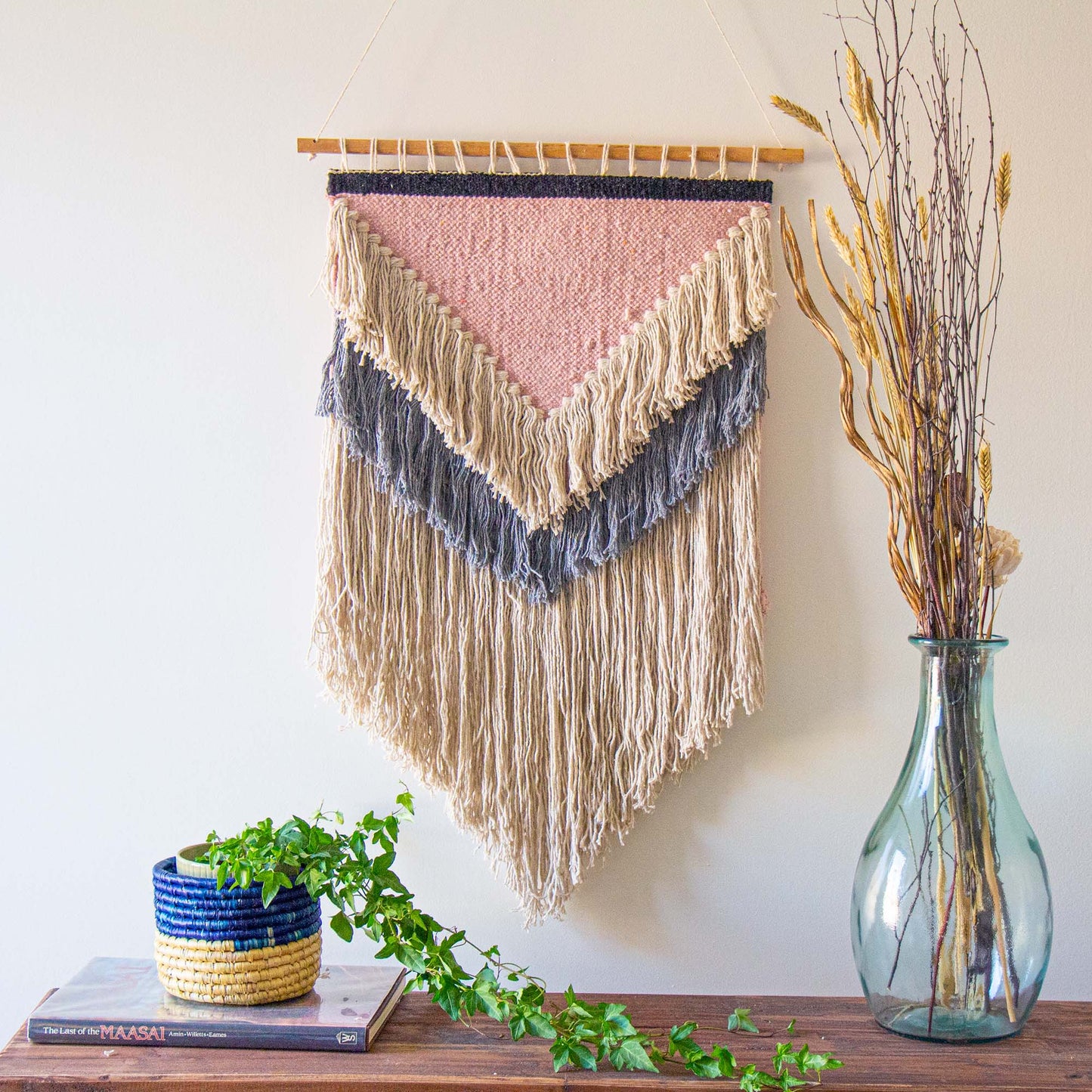 Colgante de pared Boho tejido a mano, rosa con flecos crema