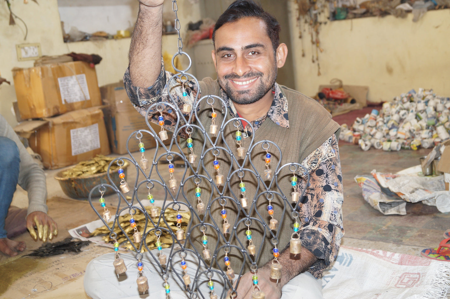 Campana de estrella ornamentada hecha a mano, hierro reciclado y cuentas de vidrio