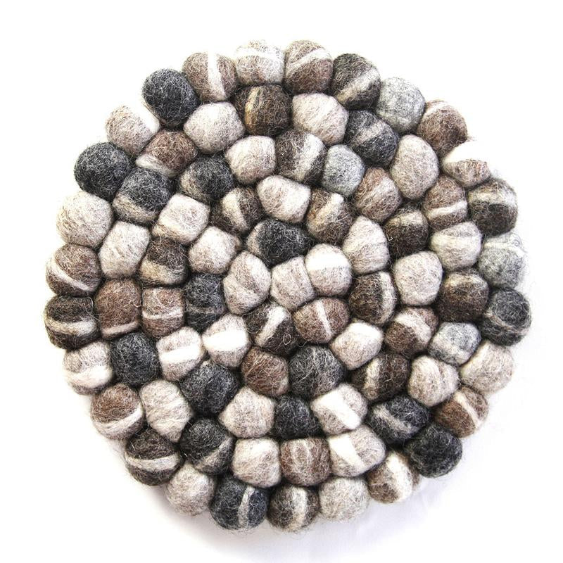 Posavasos de bolas de fieltro hechos a mano en Nepal: paquete de 4, gris unicolor - Global Groove (T)