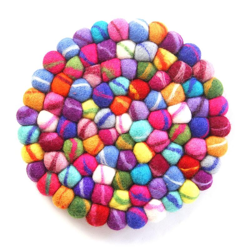 Posavasos de bolas de fieltro hechos a mano de Nepal: paquete de 4, arcoíris - Global Groove (T)